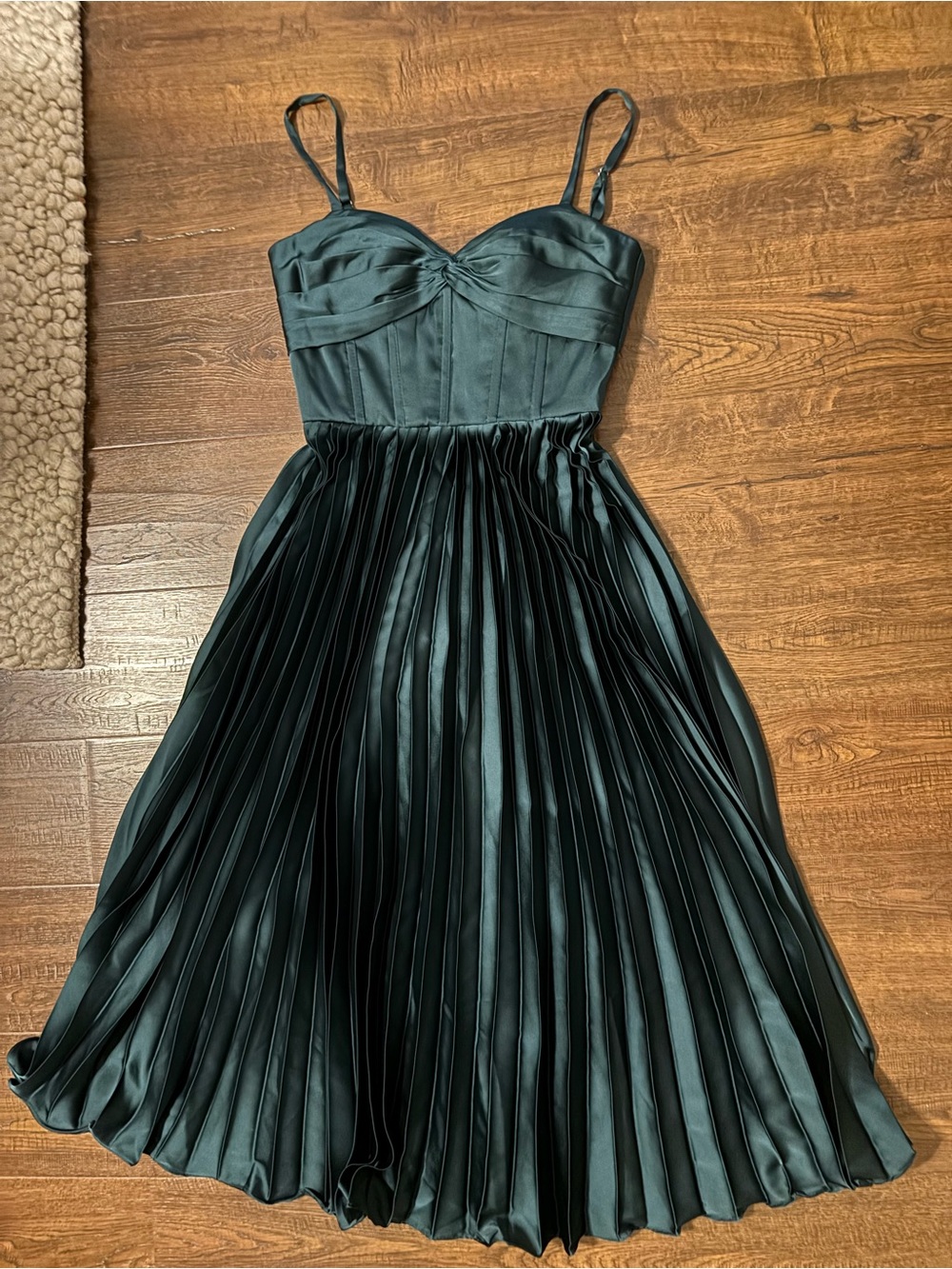 Emerald Green Pleated Spaghetti-Strap Midi Dress - Picture 5 of 9